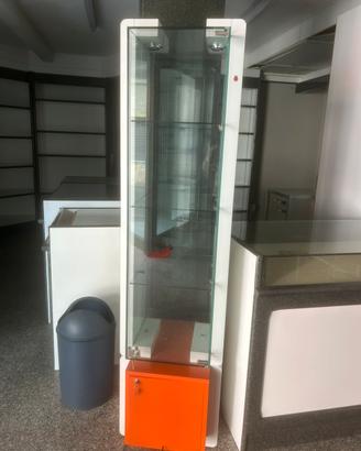 Vetrina espositiva in vetro con base arancione