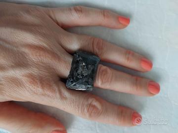 Anello grande nero effetto pietra naturale – desig