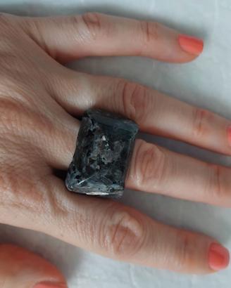 Anello grande nero effetto pietra naturale – desig