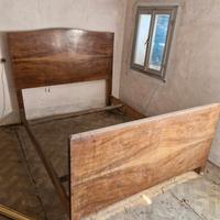 Vecchio letto in legno