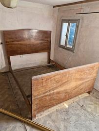 Vecchio letto in legno