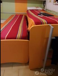 due letti singoli e scrivania  scorrevoli