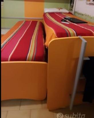 due letti singoli e scrivania  scorrevoli