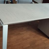 scrivania con cassettiera e tre seggiole da uffici