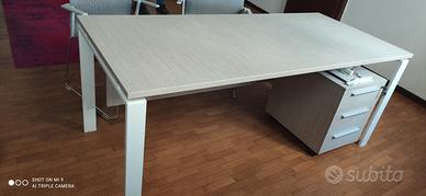 scrivania con cassettiera e tre seggiole da uffici