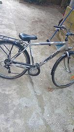Bicicletta da città/trekking Atala Boston.