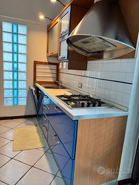 Cucina componibile con elettrodomestici