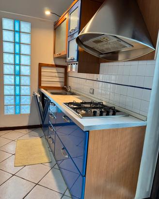 Cucina componibile con elettrodomestici