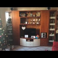 sala con tavolo e sedie