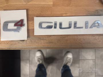 Logo Alfa Romeo Giulia e logo Q4