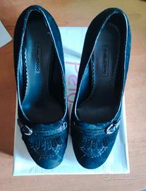 Scarpe in pelle di camoscio nera con tacchi