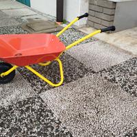 Carriola giocattolo in metallo e plastica