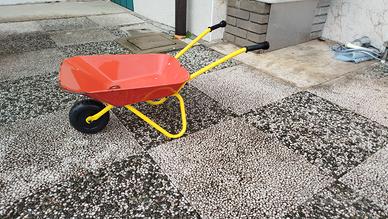 Carriola giocattolo in metallo e plastica
