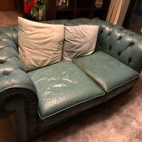 Due divani Chester originali colore verde .