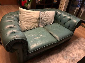 Due divani Chester originali colore verde .