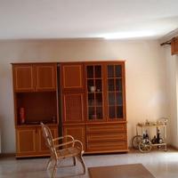 mobili in legno intarsiato con vetrinette