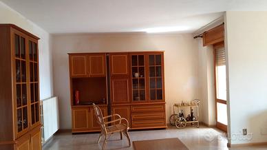 mobili in legno intarsiato con vetrinette