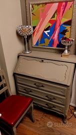 Secretaire anni '50 con sedia e quadro.