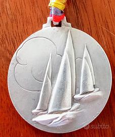 Stupenda medaglia in silver plate, soggetto regata
