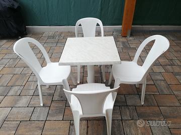 tavolo da giardino con sedie
