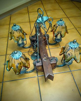 Lampadario rustico in legno e ferro battuto 