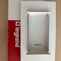 Placca quadra bianco 4 moduli Legrand Vela 682630