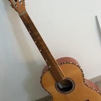 Chitarra da arredo, cassa rotta, senza corde
