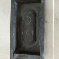 antico stampo in legno per mattoni