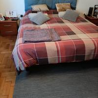 Camera da letto con rete e bastone testata