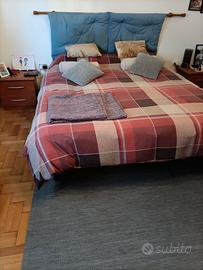 Camera da letto con rete e bastone testata