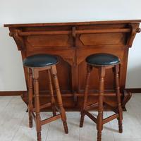 Bancone da bar casalingo che include 2 sgabelli