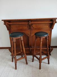 Bancone da bar casalingo che include 2 sgabelli