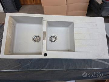Lavello in vetro ceramica di colore begie. 