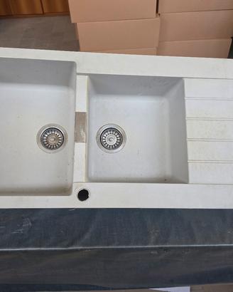 Lavello in vetro ceramica di colore begie. 