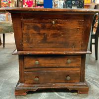 mobile è un esempio di secretaire antico 