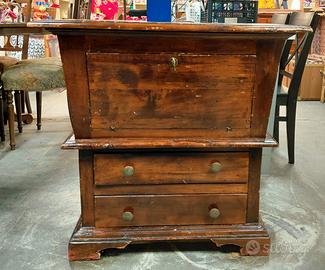 mobile è un esempio di secretaire antico 