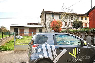 Flumignano casa di testa indipendente con giardino