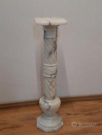 Colonna a torciglione in marmo bianco venato –