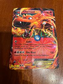 Carta Pokémon Charizard EX.