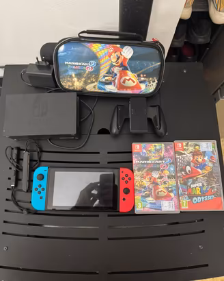 Nintendo switch V2 con custodia e due giochi