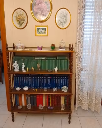 Piccola libreria in noce