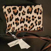 pochette maculata e pelle marrone
