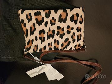 pochette maculata e pelle marrone