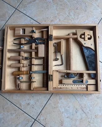 Scatola in legno con manico attrezzi giocattoli