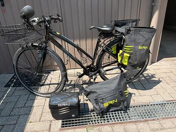 City bike donna con borse viaggio