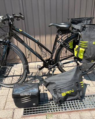 City bike donna con borse viaggio