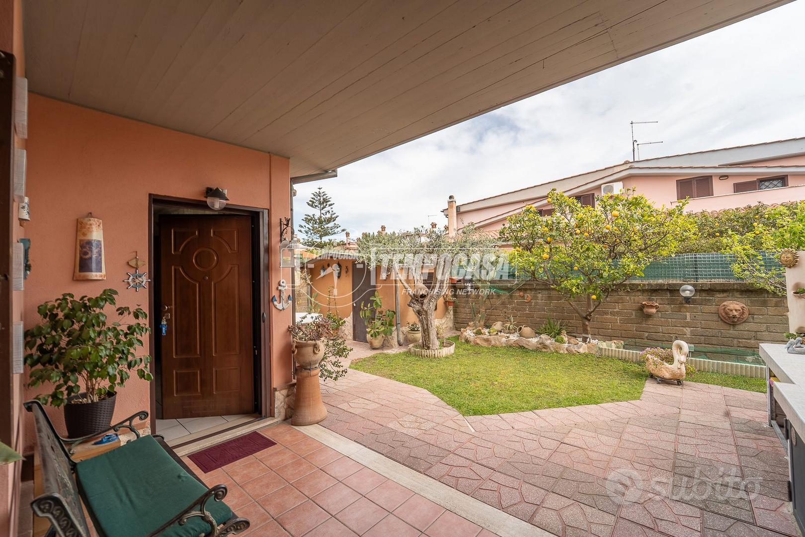 VILLA SU DUE LIVELLI CON GIARDINO E DOPPIO POSTO A - Vista 2