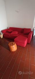 divano rosso  in tessuto trasformabile in letto 