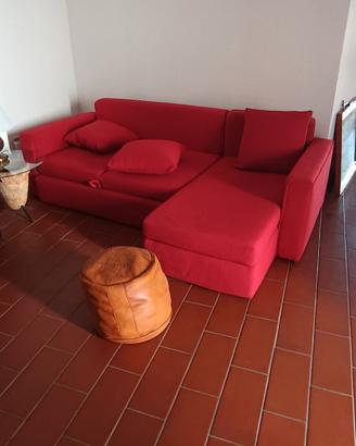 divano rosso  in tessuto trasformabile in letto 