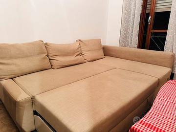 divano, tavolo e 4 sedie – Set completo €500